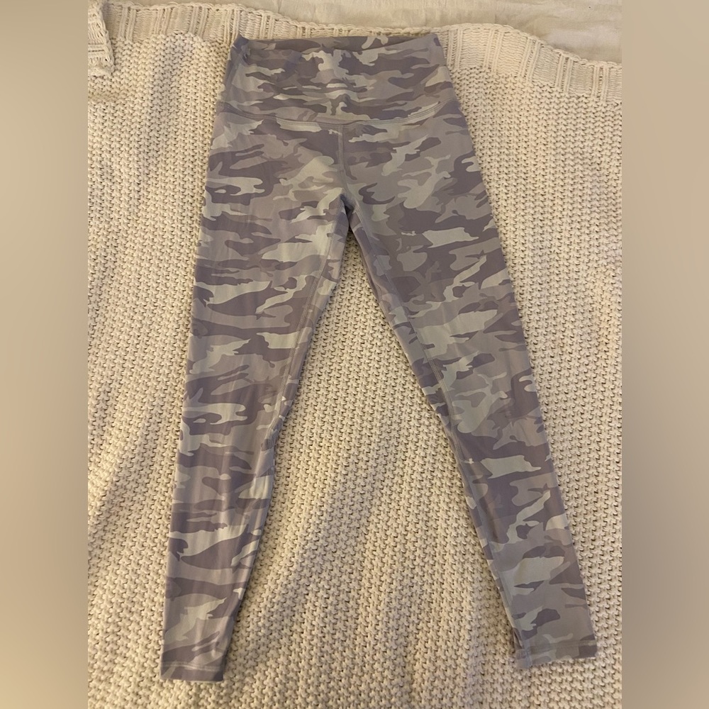 Free spirit workout leggings. White and gray arm print. Size medium. 26inches.